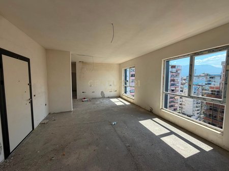 Shitet  apartament 2+1 +2  te fusha e Aviacionit