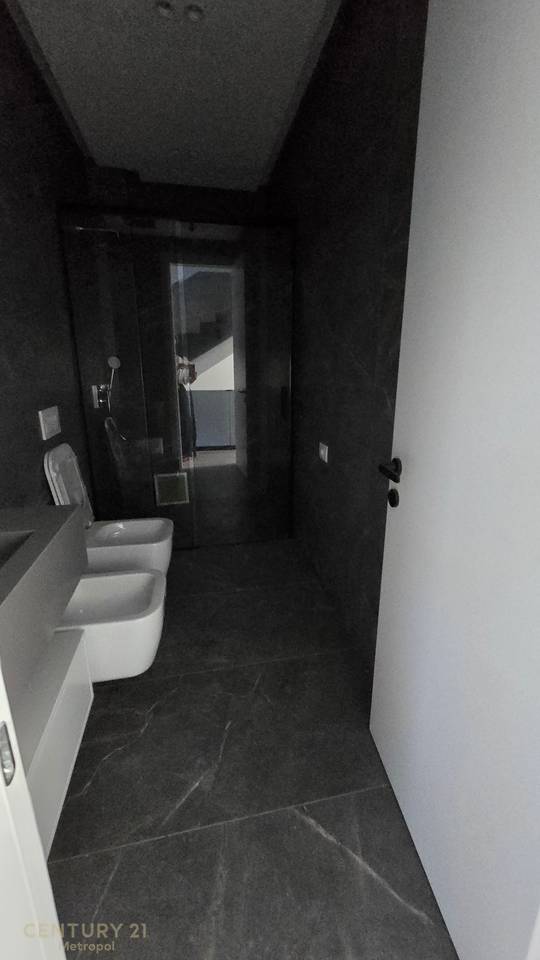 Vile per qira ne rezidence private, prane Liqenit te Thate!