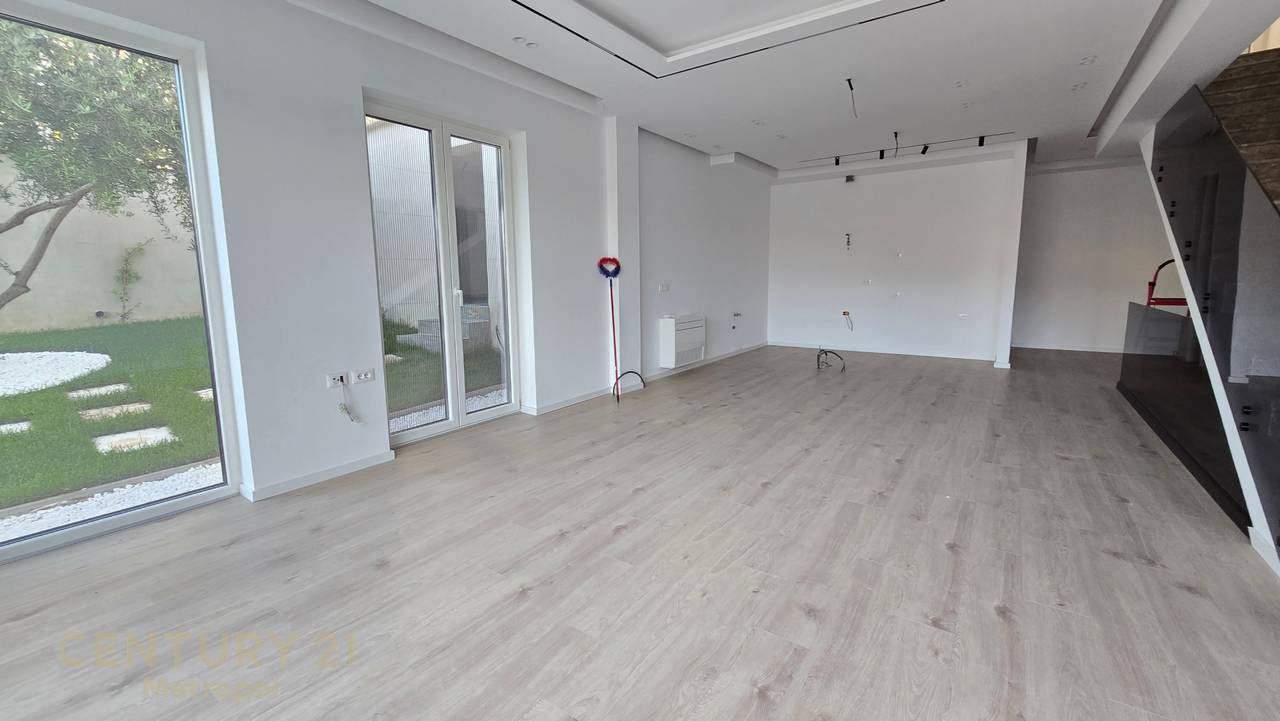 Villa con piscina in affitto in una residenza privata, vicino al Lago Secco!
