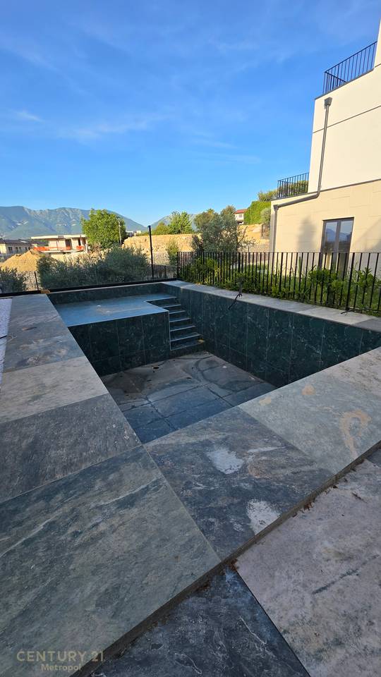 Villa con piscina in affitto in una residenza privata, vicino al Lago Secco!
