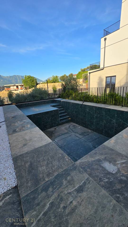 Villa con piscina in affitto in una residenza privata, vicino al Lago Secco!