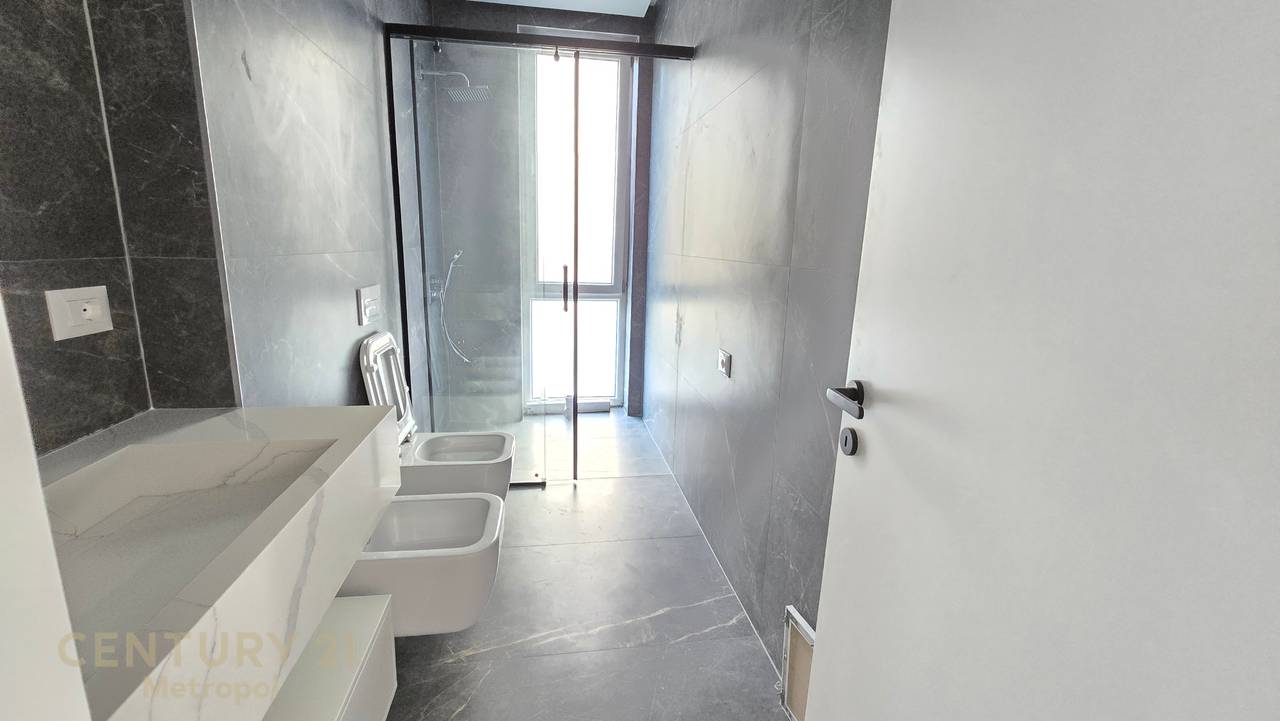 Villa con piscina in affitto in una residenza privata, vicino al Lago Secco!