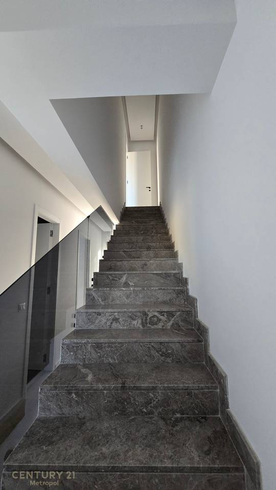 Villa con piscina in affitto in una residenza privata, vicino al Lago Secco!