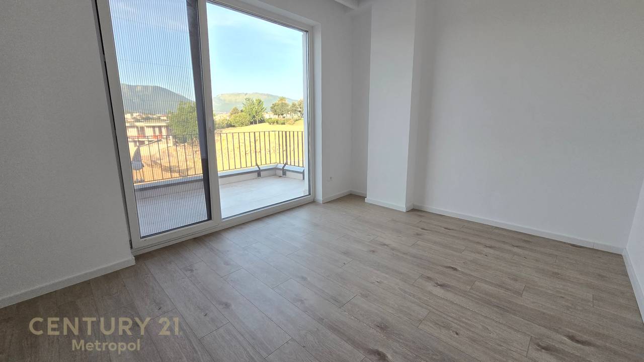 Villa con piscina in affitto in una residenza privata, vicino al Lago Secco!