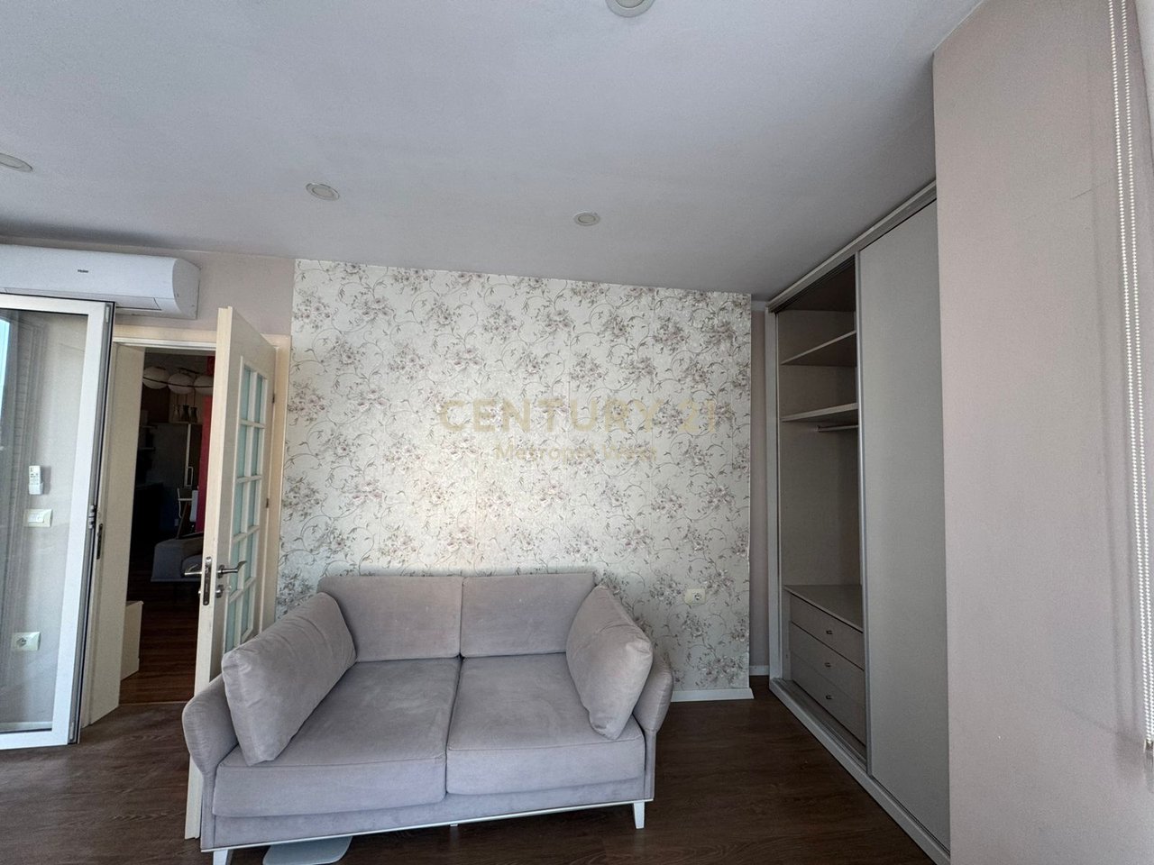 Rruga e Barrikadave, apartament 2+1+2 me qira