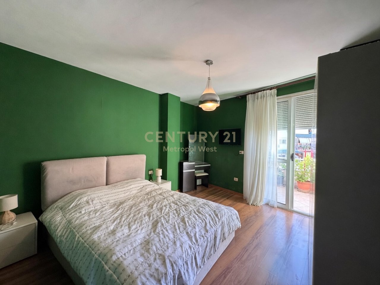 Rruga e Barrikadave, apartament 2+1+2 me qira