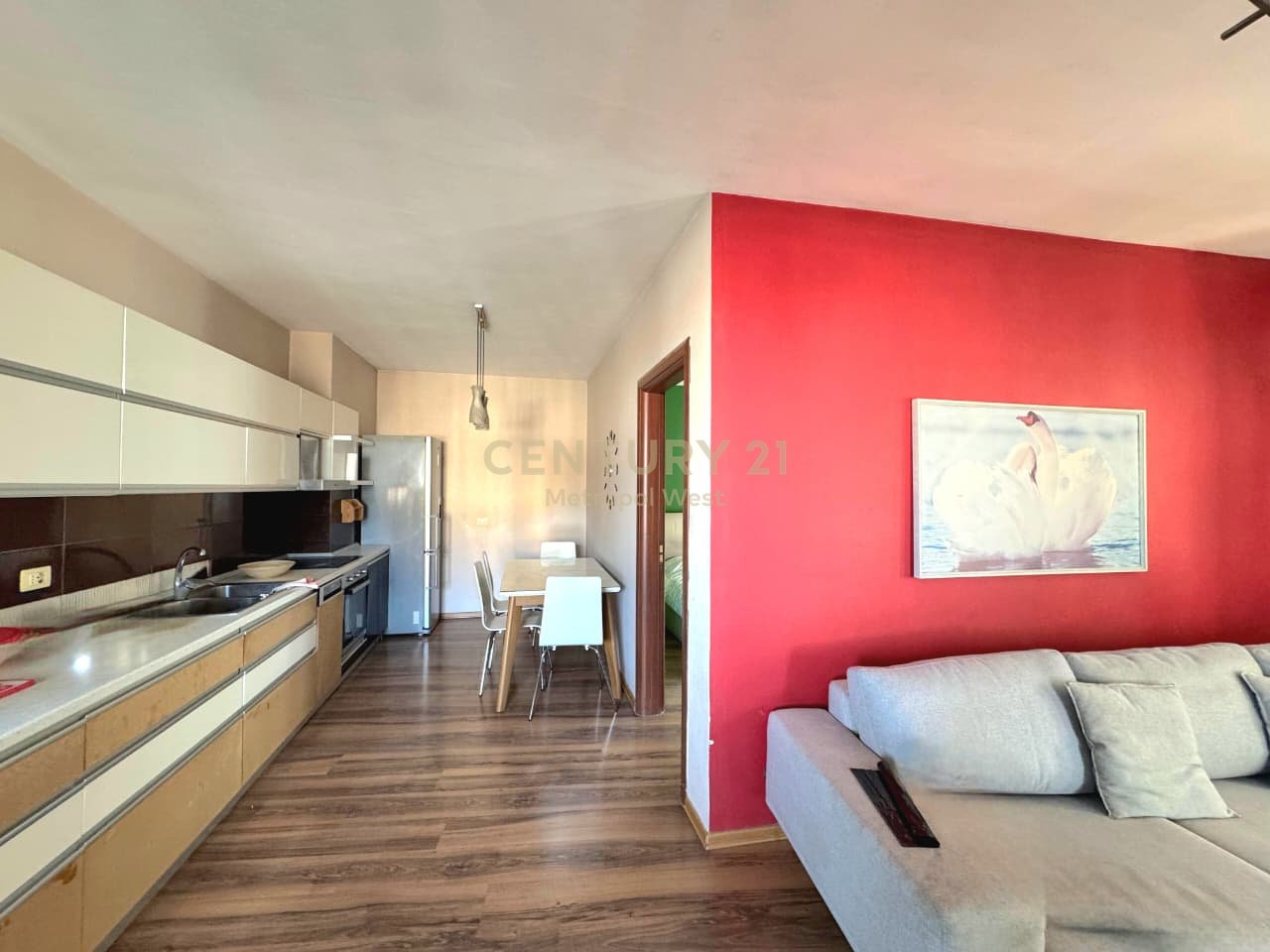 Rruga e Barrikadave, apartament 2+1+2 me qira