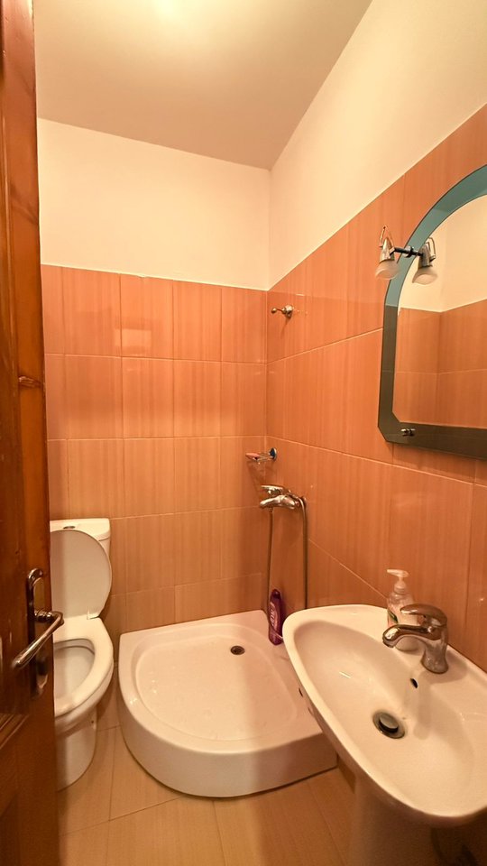 KOMPLEKS BANIMI DHE BIZNESI PËR SHITJE NË KORÇË – INVESTIM IDEAL PËR TURIZËM DHE AKTIVITETE SHËRBIMI