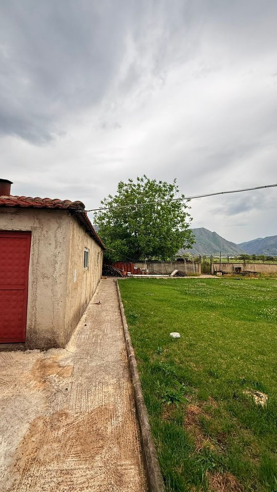KOMPLEKS BANIMI DHE BIZNESI PËR SHITJE NË KORÇË – INVESTIM IDEAL PËR TURIZËM DHE AKTIVITETE SHËRBIMI