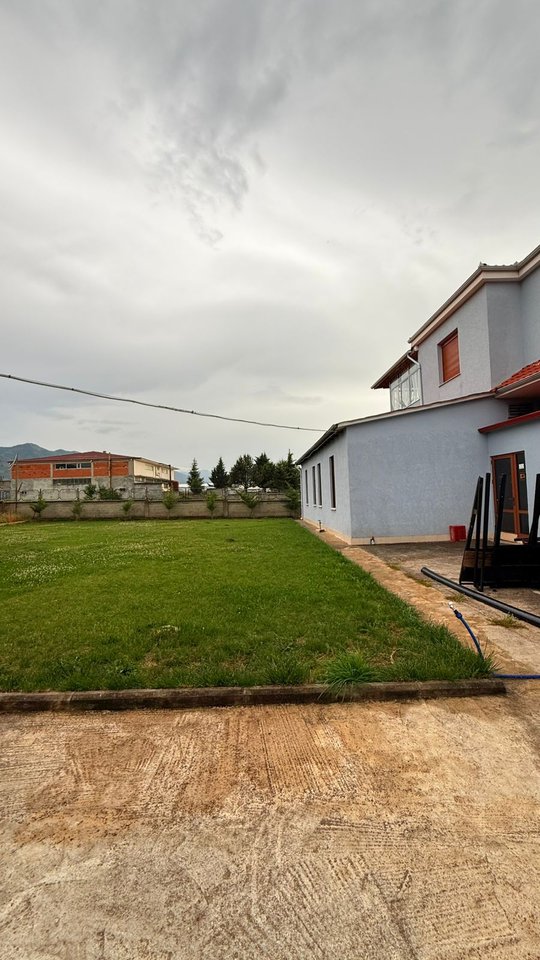 KOMPLEKS BANIMI DHE BIZNESI PËR SHITJE NË KORÇË – INVESTIM IDEAL PËR TURIZËM DHE AKTIVITETE SHËRBIMI