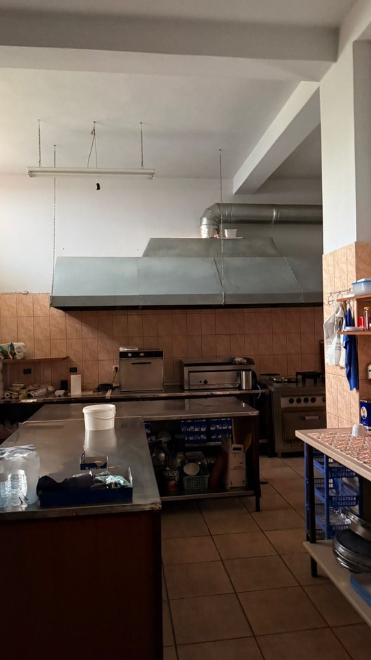 KOMPLEKS BANIMI DHE BIZNESI PËR SHITJE NË KORÇË – INVESTIM IDEAL PËR TURIZËM DHE AKTIVITETE SHËRBIMI