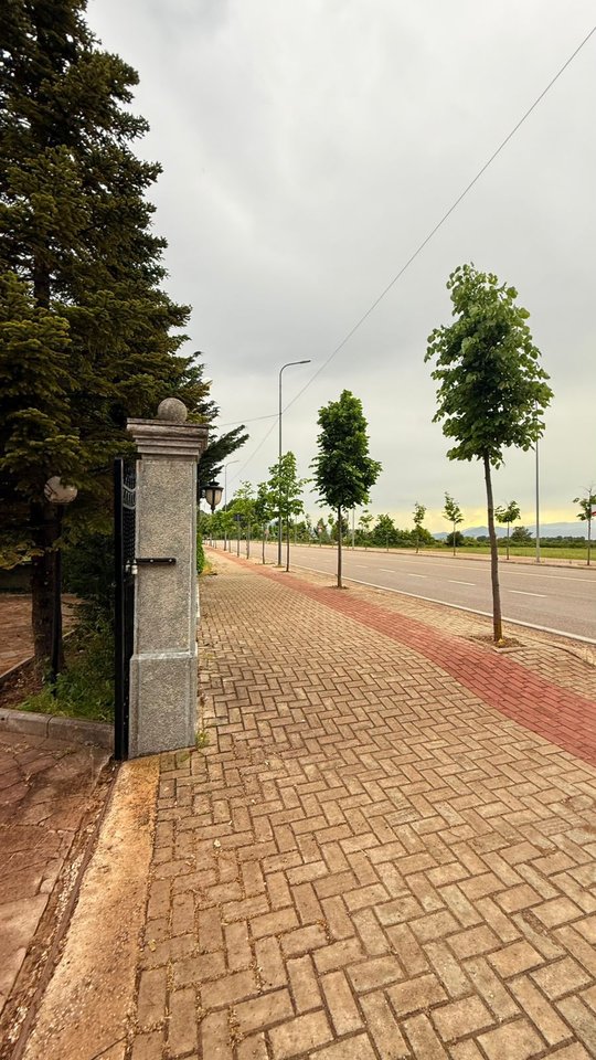 KOMPLEKS BANIMI DHE BIZNESI PËR SHITJE NË KORÇË – INVESTIM IDEAL PËR TURIZËM DHE AKTIVITETE SHËRBIMI