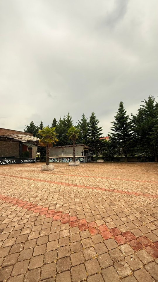 KOMPLEKS BANIMI DHE BIZNESI PËR SHITJE NË KORÇË – INVESTIM IDEAL PËR TURIZËM DHE AKTIVITETE SHËRBIMI