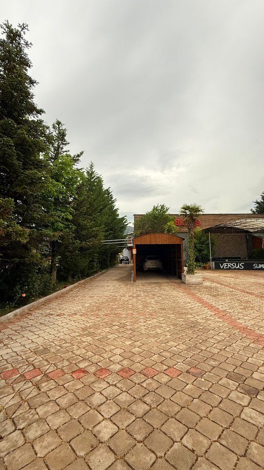 KOMPLEKS BANIMI DHE BIZNESI PËR SHITJE NË KORÇË – INVESTIM IDEAL PËR TURIZËM DHE AKTIVITETE SHËRBIMI