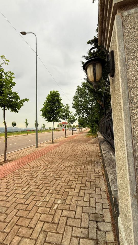 KOMPLEKS BANIMI DHE BIZNESI PËR SHITJE NË KORÇË – INVESTIM IDEAL PËR TURIZËM DHE AKTIVITETE SHËRBIMI