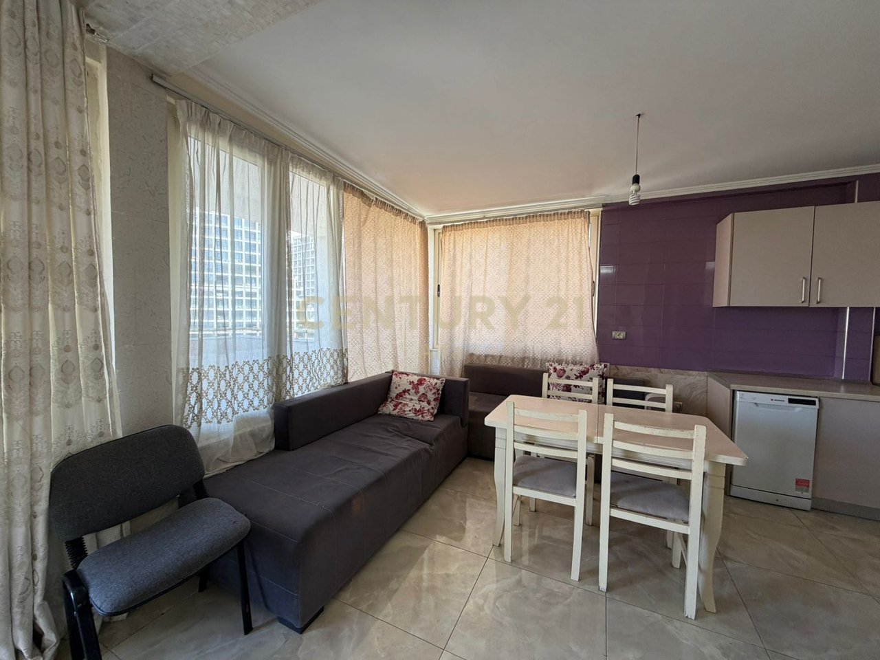 Zyrë Premium 210 m² me Verandë dhe Pamje nga Liqeni Artificial i Tiranës – Kati 5
