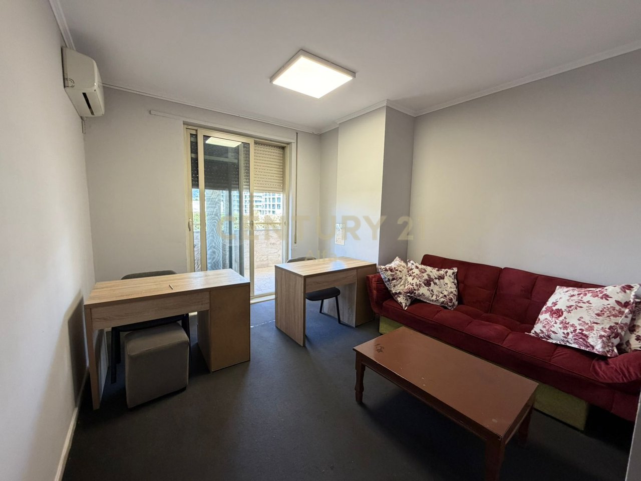 Zyrë Premium 210 m² me Verandë dhe Pamje nga Liqeni Artificial i Tiranës – Kati 5