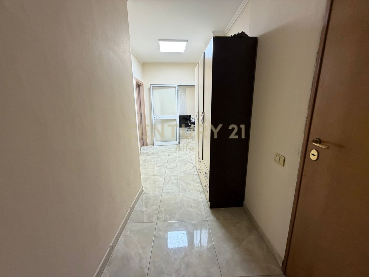 Zyrë Premium 210 m² me Verandë dhe Pamje nga Liqeni Artificial i Tiranës – Kati 5