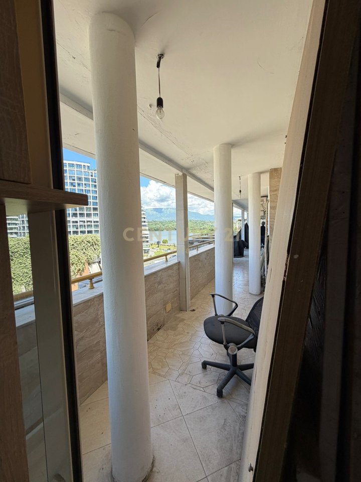 Zyrë Premium 210 m² me Verandë dhe Pamje nga Liqeni Artificial i Tiranës – Kati 5