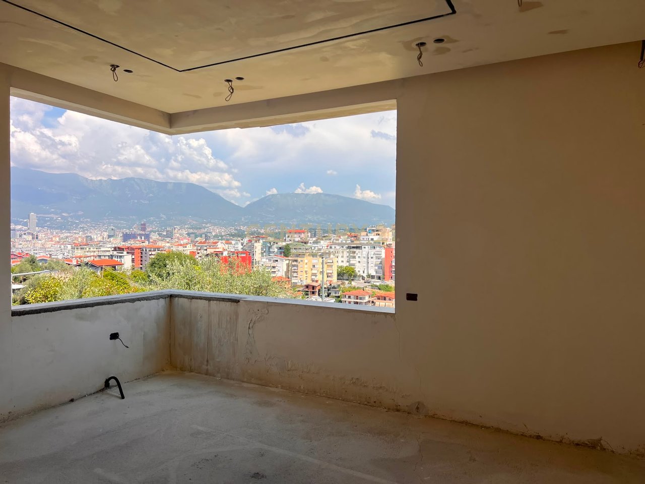 ‼️SHITET VILË 2-KATËSHE NË REZIDENCËN ALEKSANDROS – ME PAMJE PANORAMIKE NGA TIRANA‼️