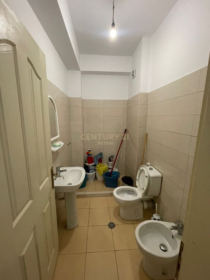 Ambient Komercial 1+1 Me Qira në Astir, Pallati me Shigjeta, Unaza e Re - 300.00€ | 75 m²