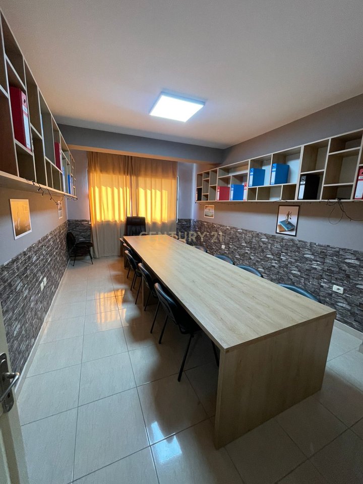 Ambient Komercial 1+1 Me Qira në Astir, Pallati me Shigjeta, Unaza e Re - 300.00€ | 75 m²