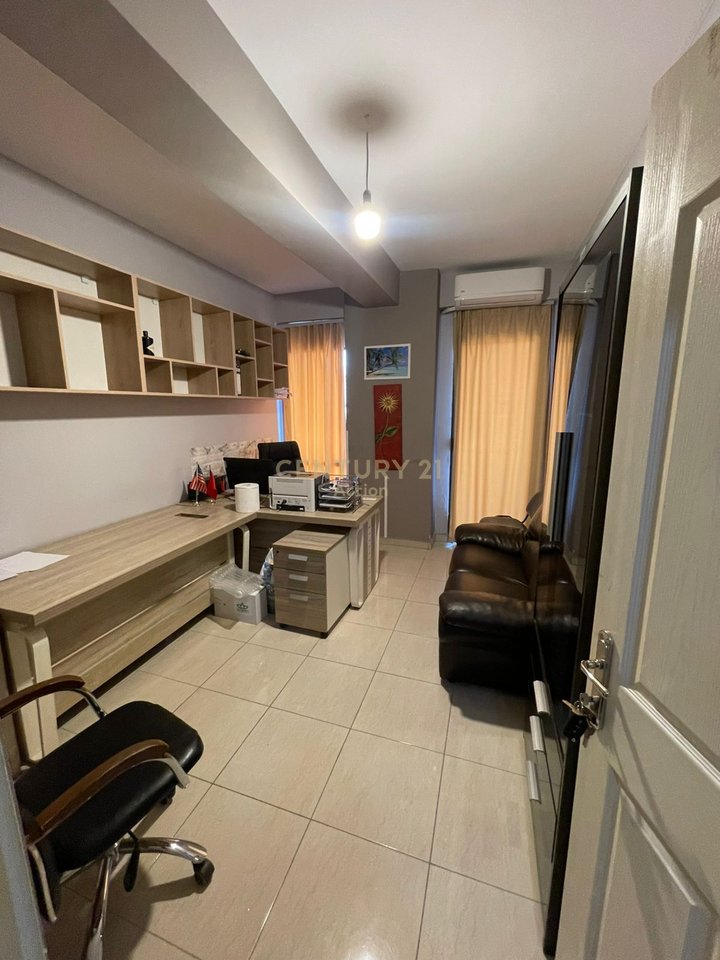 Ambient Komercial 1+1 Me Qira në Astir, Pallati me Shigjeta, Unaza e Re - 300.00€ | 75 m²