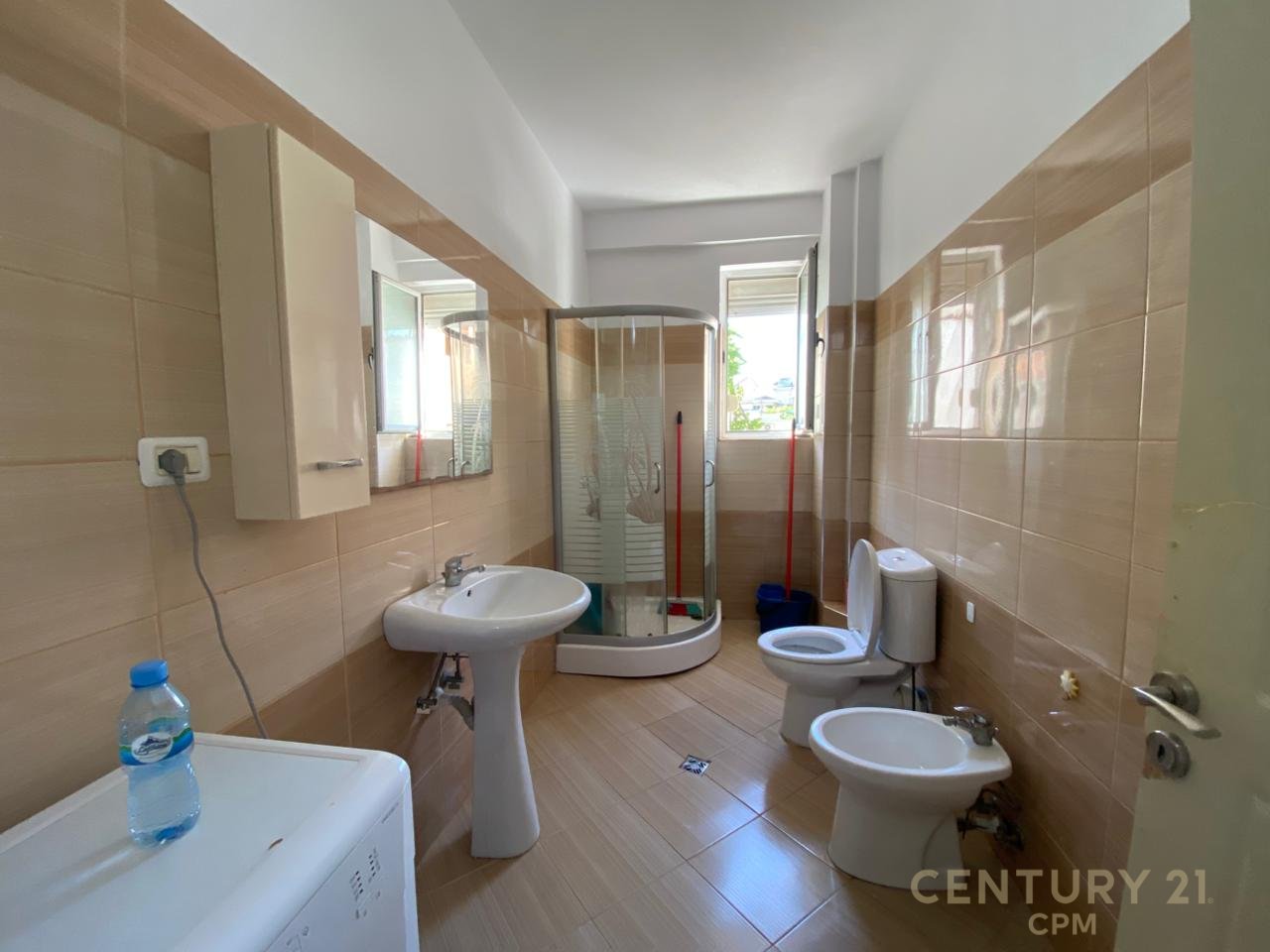 NE ZONEN E 5 MAJIT JAPIM ME QIRA APARTAMENT 2+1 ,RRUGA BESA