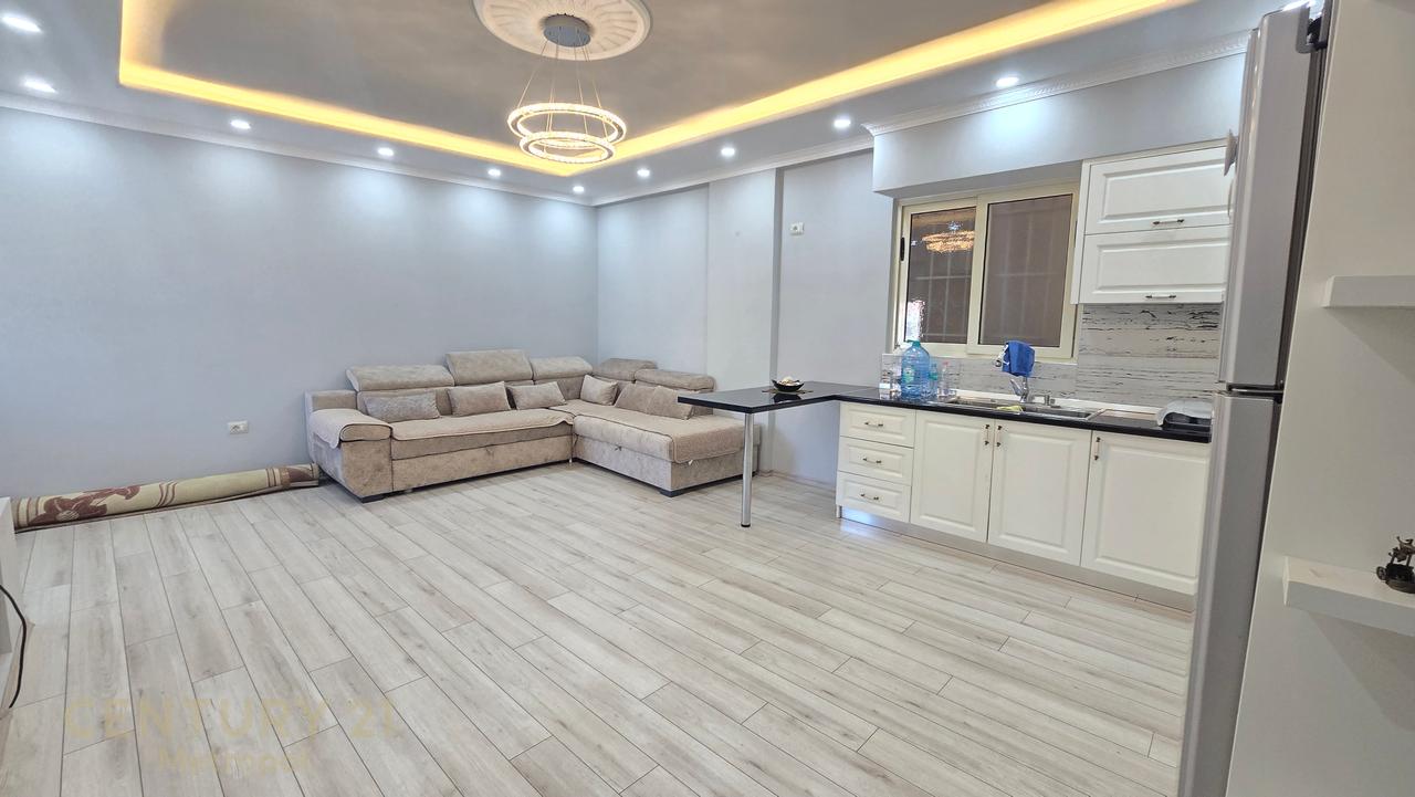 We rent a 2+1 apartment in Fresk, at the beginning of Dalip Topi street!
