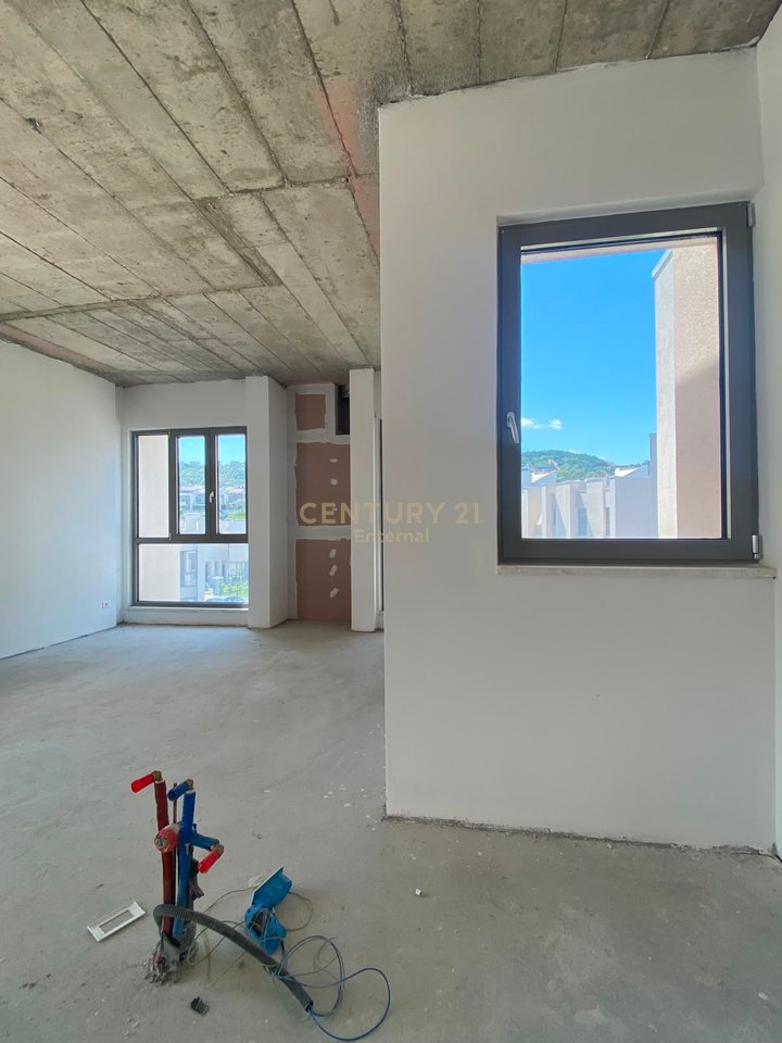Shitet Apartamnet 2+1 tek Liqeni Thate tek Rezidenca Green Valley