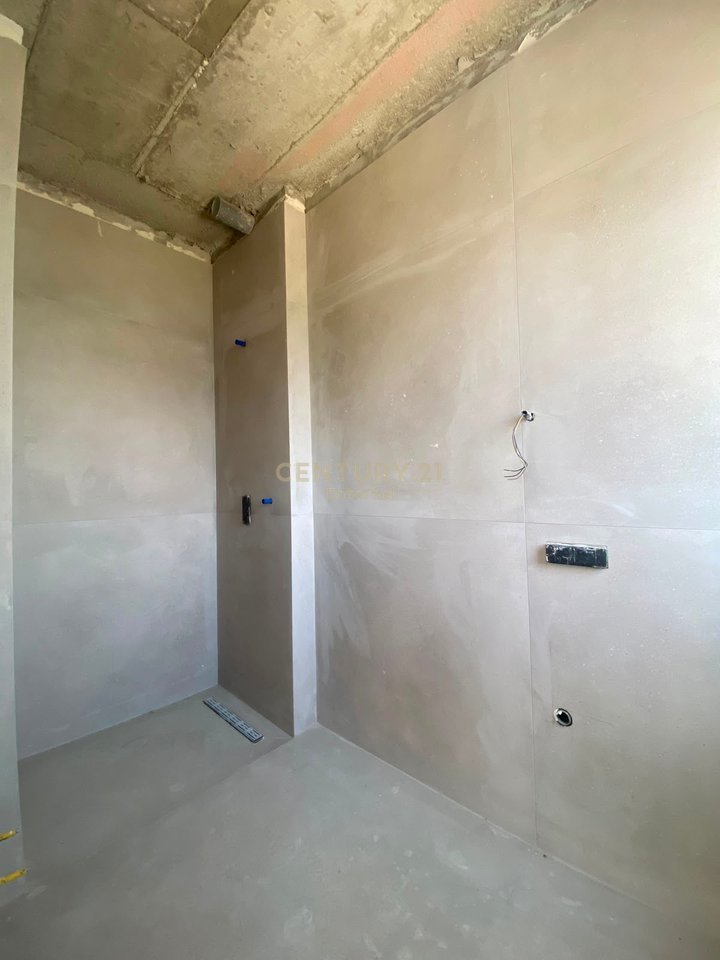 Shitet Apartamnet 2+1 tek Liqeni Thate tek Rezidenca Green Valley
