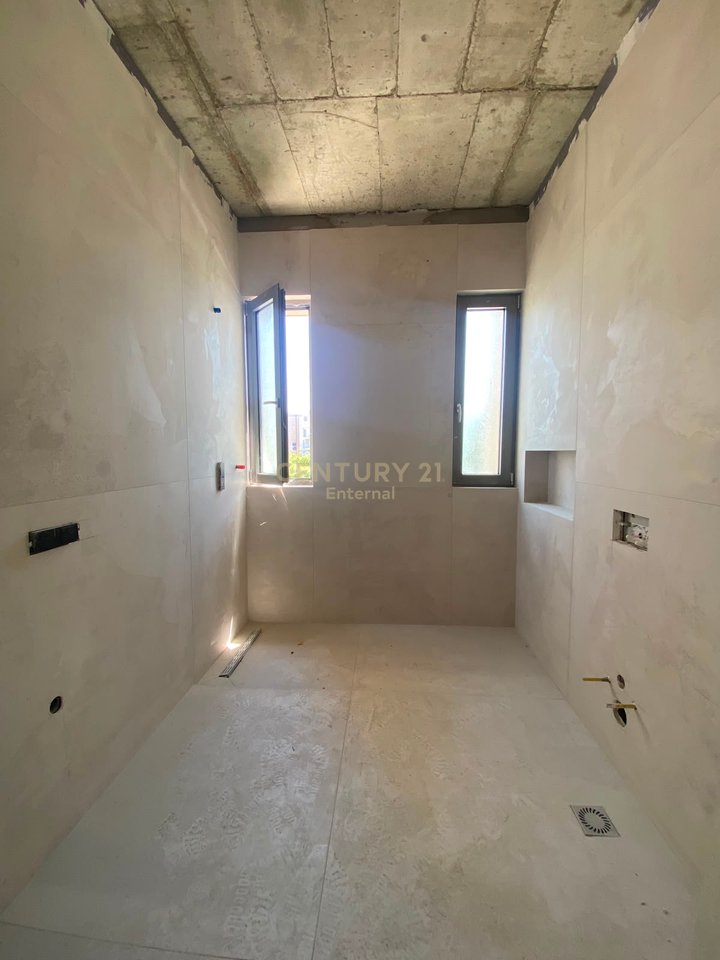 Shitet Apartamnet 2+1 tek Liqeni Thate tek Rezidenca Green Valley