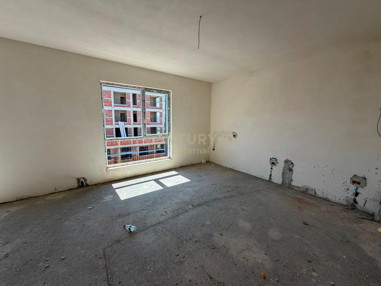 Shitet  apartament 2+1 +2  te fusha e Aviacionit