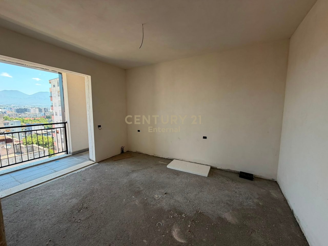 Shitet  apartament 2+1 +2  te fusha e Aviacionit