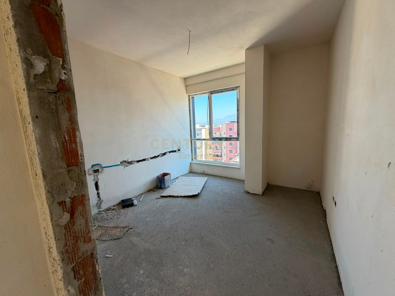 Shitet  apartament 2+1 +2  te fusha e Aviacionit