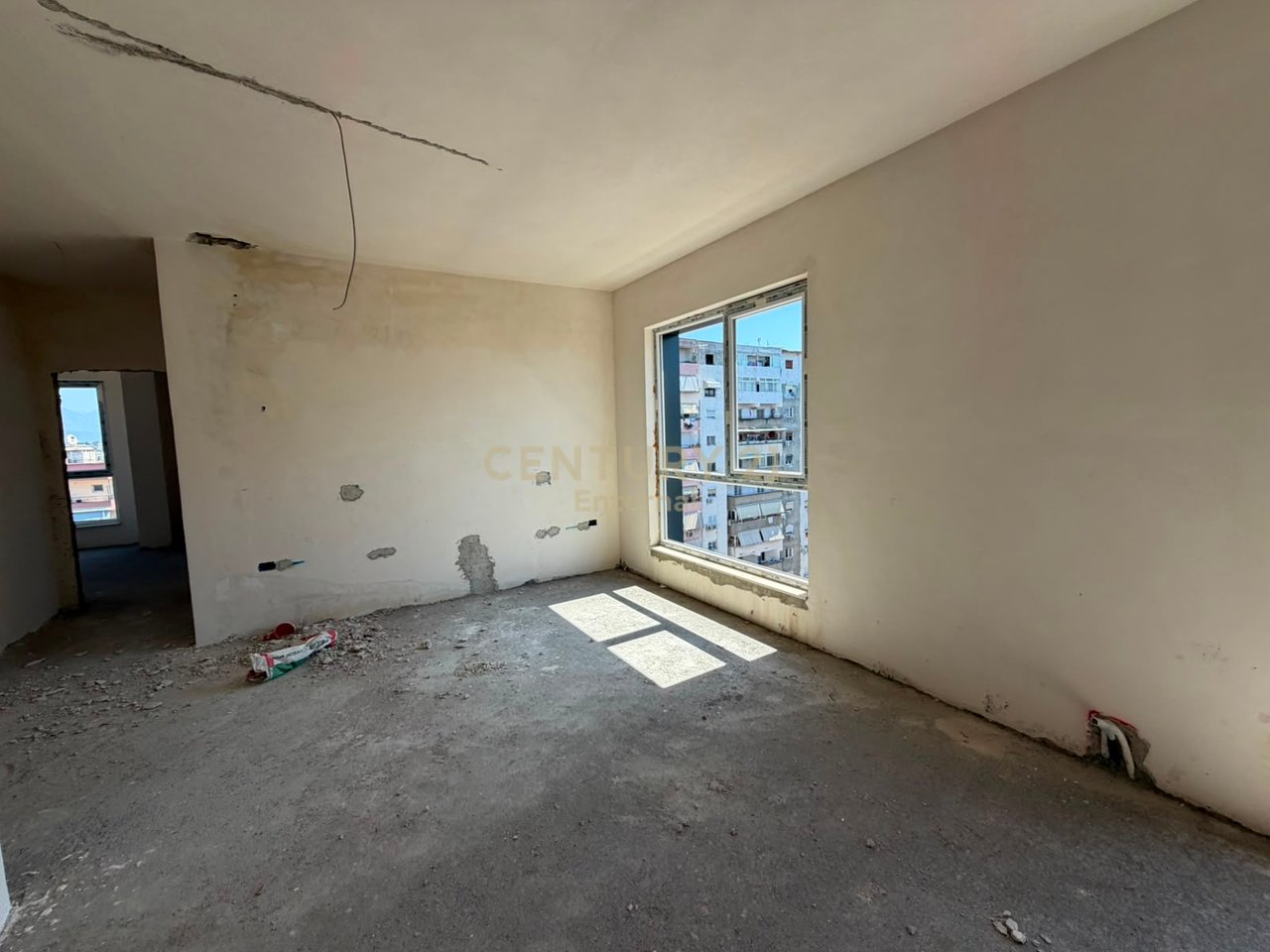 Shitet  apartament 2+1 +2  te fusha e Aviacionit