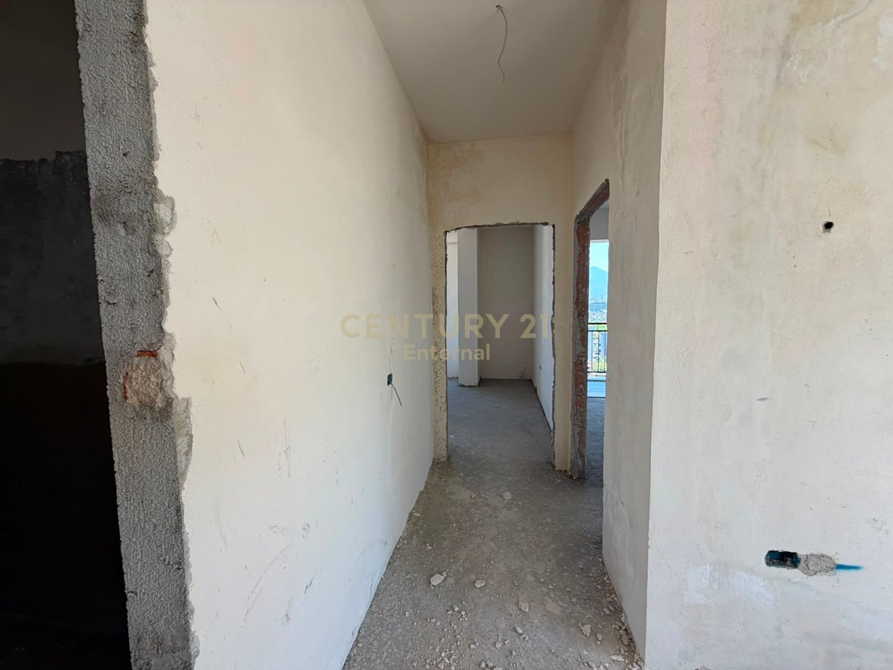 Shitet  apartament 2+1 +2  te fusha e Aviacionit