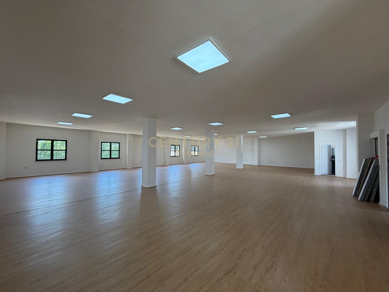 Jepet me qira ambient Open Space në Rrugën Dritan Hoxha