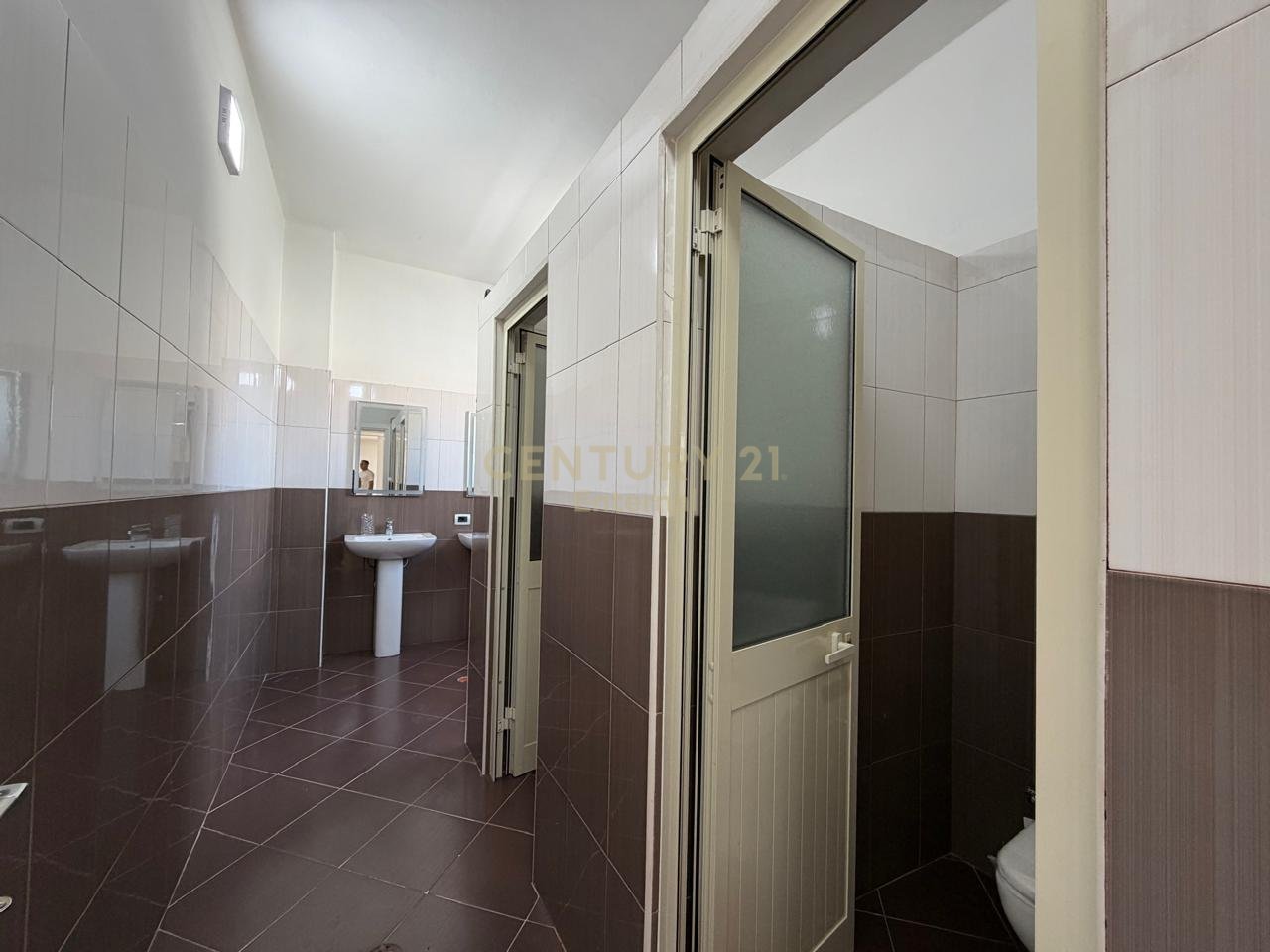 Jepet me qira ambient Open Space në Rrugën Dritan Hoxha