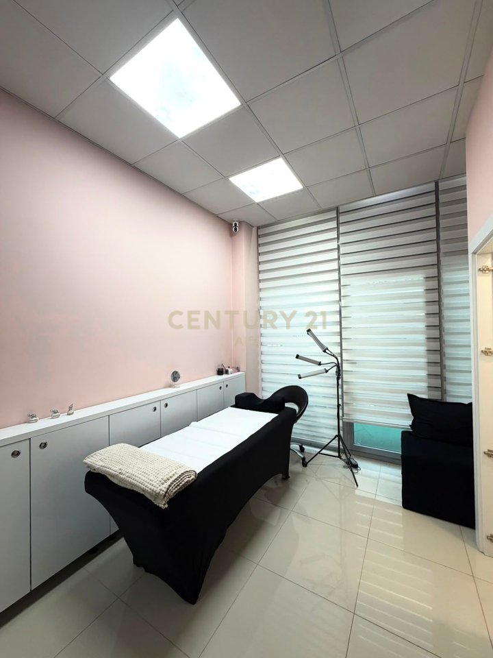 Affittasi centro estetico, pronto per lavorare, vicino a Kristal Center!

