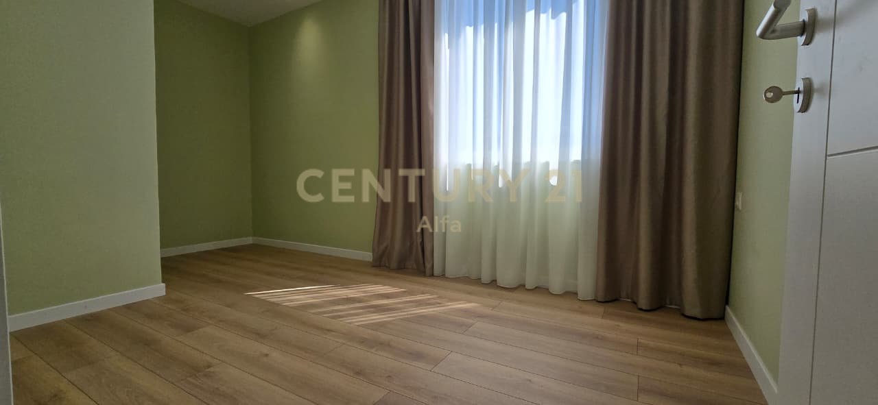 Shitet Apartament 2+1 tek Myslym Shyri