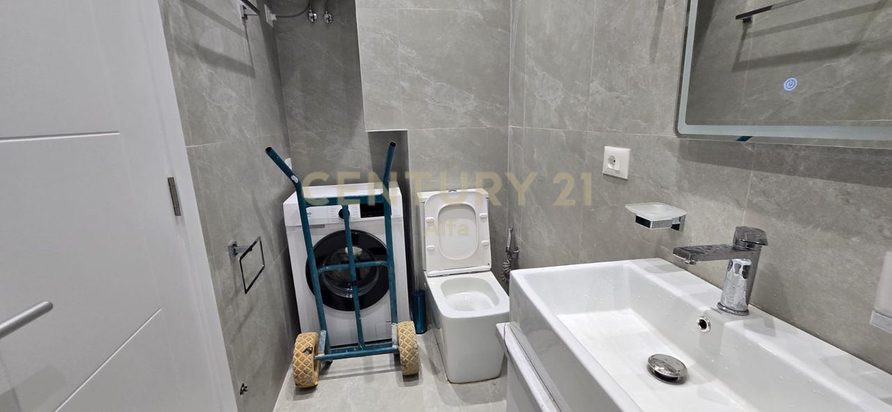 Shitet Apartament 2+1 tek Myslym Shyri
