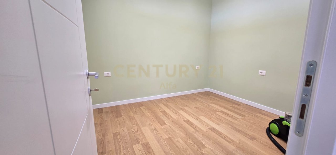 Shitet Apartament 2+1 tek Myslym Shyri