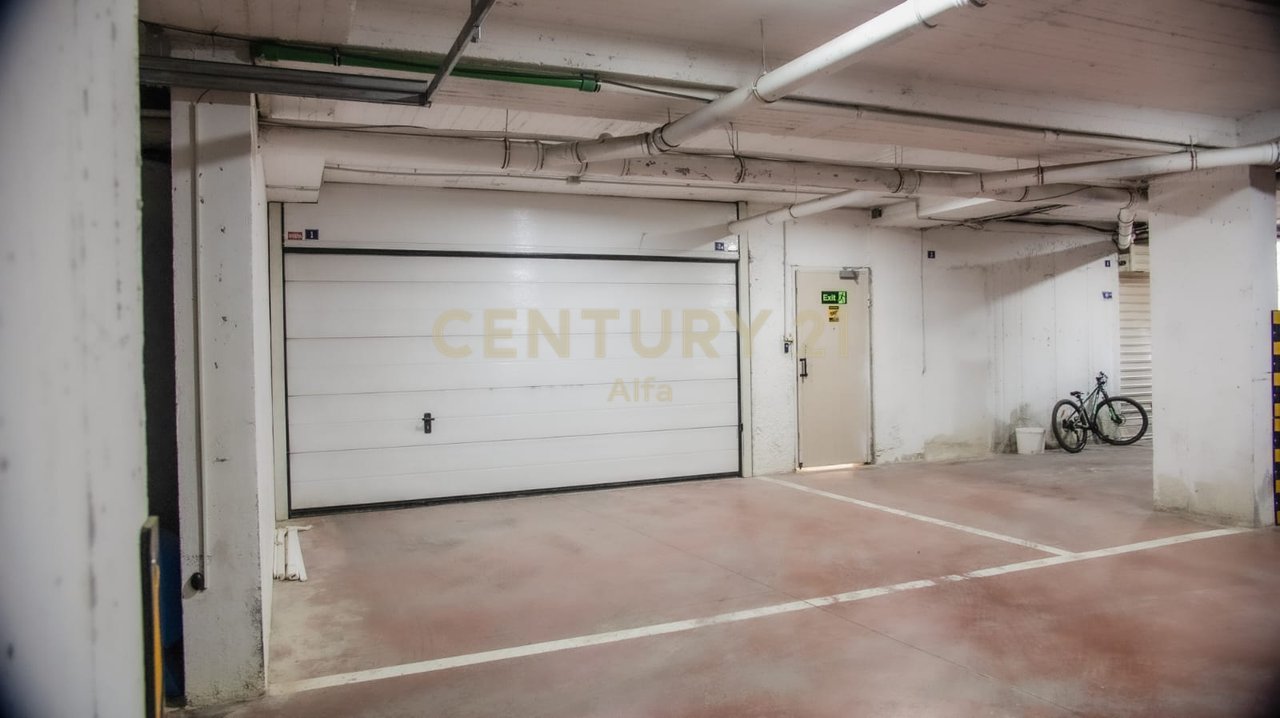 Shitet apartament 4+1+3 tualete dhe 2 poste parkimi- LIQENI ARTIFICIAL