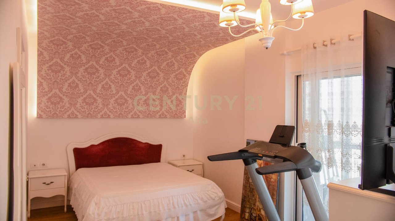 Shitet apartament 4+1+3 tualete dhe 2 poste parkimi- LIQENI ARTIFICIAL