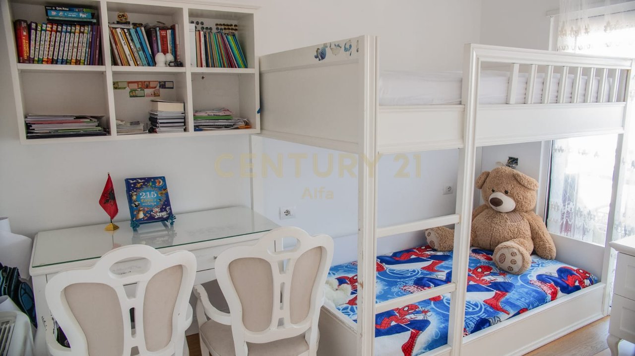 Shitet apartament 4+1+3 tualete dhe 2 poste parkimi- LIQENI ARTIFICIAL