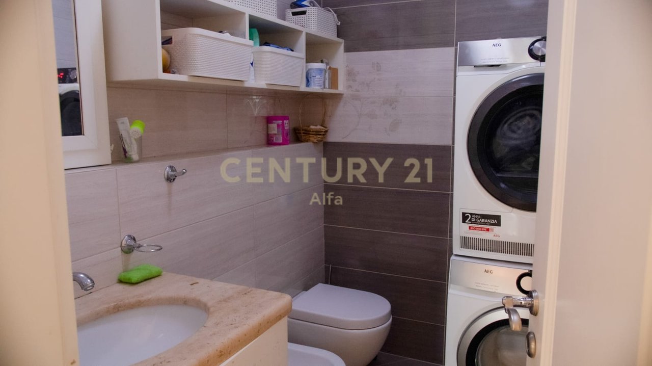 Shitet apartament 4+1+3 tualete dhe 2 poste parkimi- LIQENI ARTIFICIAL