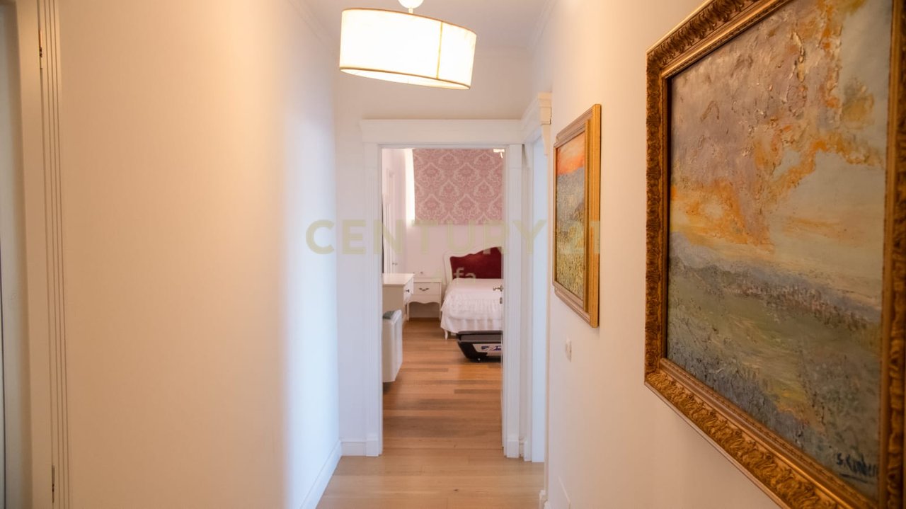 Shitet apartament 4+1+3 tualete dhe 2 poste parkimi- LIQENI ARTIFICIAL