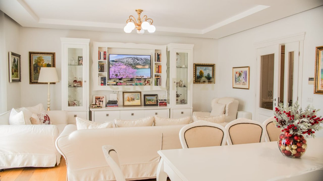 Shitet apartament 4+1+3 tualete dhe 2 poste parkimi- LIQENI ARTIFICIAL