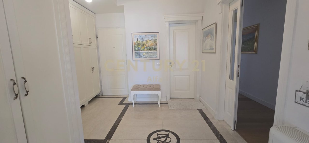 Shitet apartament 4+1+3 tualete dhe 2 poste parkimi- LIQENI ARTIFICIAL